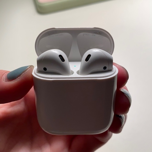 Apple AirPods (1st Generation) + Charging Case